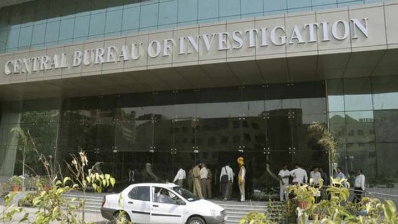 ಫೋನ್ ಕದ್ದಾಲಿಕೆ : 10 ಹಿರಿಯ ಅಧಿಕಾರಿಗಳ ಎದೆಯಲ್ಲಿ ಡವಡವ ಫೋನ್ ಕದ್ದಾಲಿಕೆ : 10 ಹಿರಿಯ ಅಧಿಕಾರಿಗಳ ಎದೆಯಲ್ಲಿ ಡವಡವ