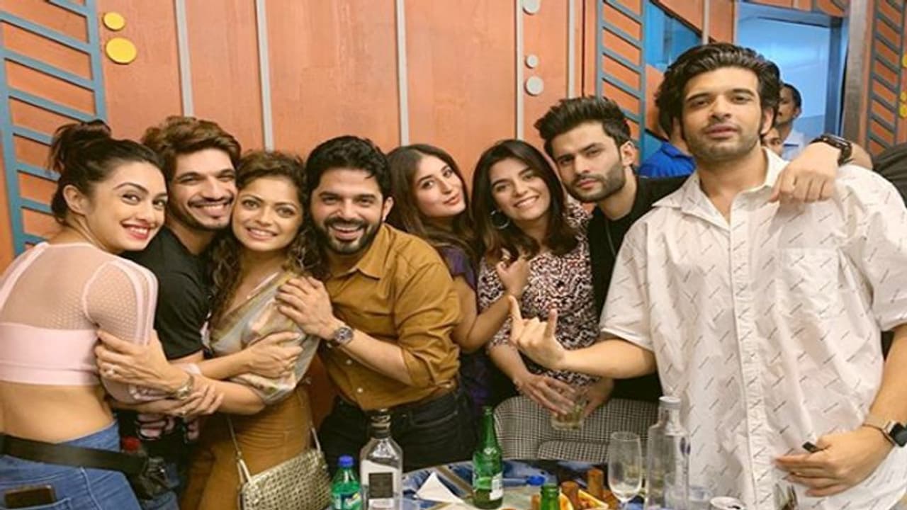 'अरे अम्माजी आप अपने तरीके से पूजा करती हैं...', ये है मोहब्बतें के एक्टर और यूजर्स में छिड़ा सोशल वॉर 'अरे अम्माजी आप अपने तरीके से पूजा करती हैं...', ये है मोहब्बतें के एक्टर और यूजर्स में छिड़ा सोशल वॉर