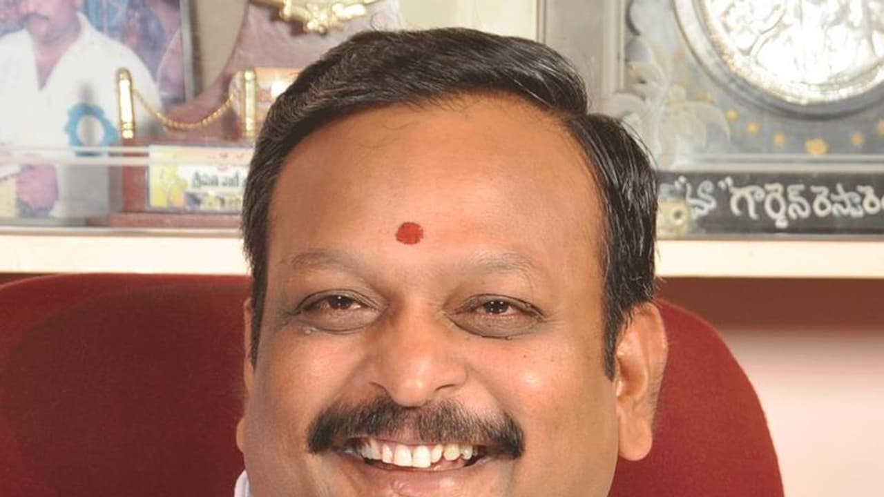 చంద్రబాబూ..! రాజధానిలో ఇల్లు ఎందుకు కట్టుకోలేదు: నిలదీసిన వైసీపీ ఎమ్మెల్యే చంద్రబాబూ..! రాజధానిలో ఇల్లు ఎందుకు కట్టుకోలేదు: నిలదీసిన వైసీపీ ఎమ్మెల్యే