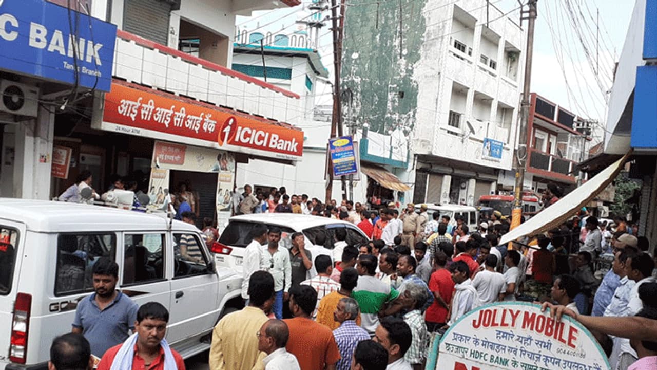 फिल्मी स्टाइल में दिनदहाड़े बैंक में डकैती, वो सब लूटते रहे और लोग चुपचाप खड़े होकर देखते रहे फिल्मी स्टाइल में दिनदहाड़े बैंक में डकैती, वो सब लूटते रहे और लोग चुपचाप खड़े होकर देखते रहे