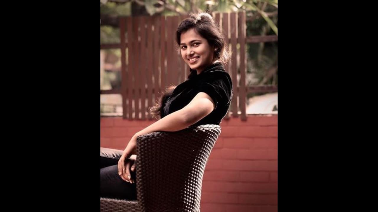 வாழ்க்கை வரலாற்றை படிக்கும் ரம்யா பாண்டியன்..! யாருடைய வாழ்க்கை தெரியுமா..?