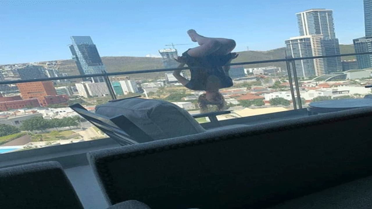 బాల్కనీలో యోగా పోజు... 80 అడుగుల ఎత్తు నుంచి కింద పడిన యువతి