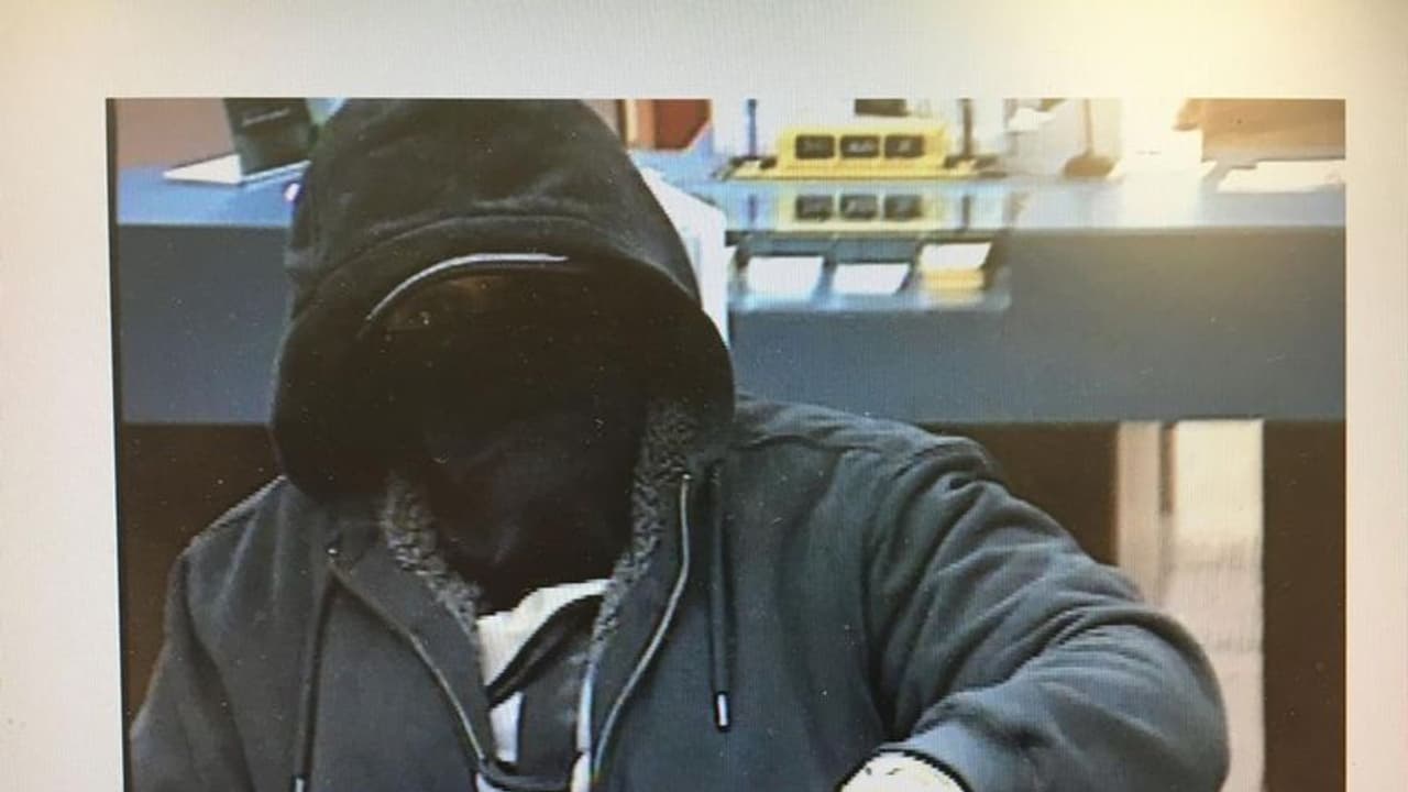 అమ్మవారి కిరీటం దొంగతనానికి వచ్చి... అమ్మవారి కిరీటం దొంగతనానికి వచ్చి...