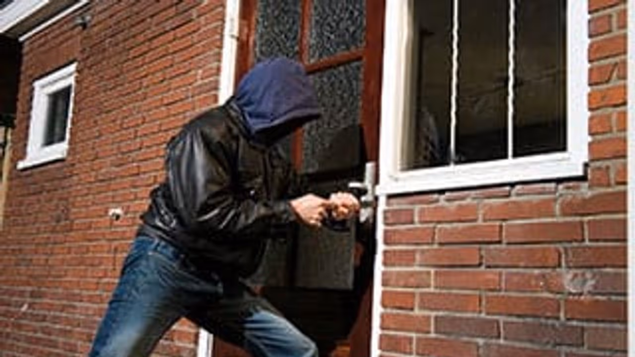 జులాయి సినిమాలో మాదిరిగానే: అల్వాల్ నగల షాపు దోపీడీకి.... జులాయి సినిమాలో మాదిరిగానే: అల్వాల్ నగల షాపు దోపీడీకి....