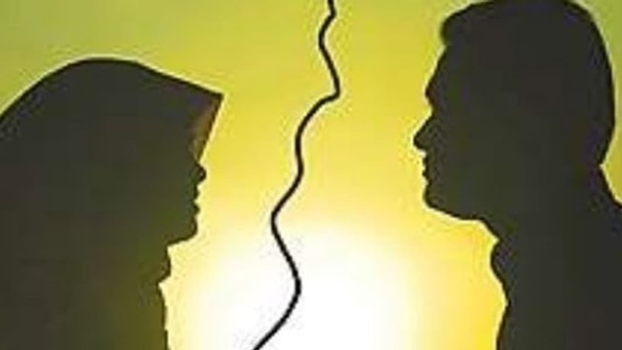 பல்வரிசை சரியில்லை என தலாக் கூறிய கணவர்..! நீதிகேட்டு பரிதவிக்கும் இஸ்லாமிய பெண்..! பல்வரிசை சரியில்லை என தலாக் கூறிய கணவர்..! நீதிகேட்டு பரிதவிக்கும் இஸ்லாமிய பெண்..!