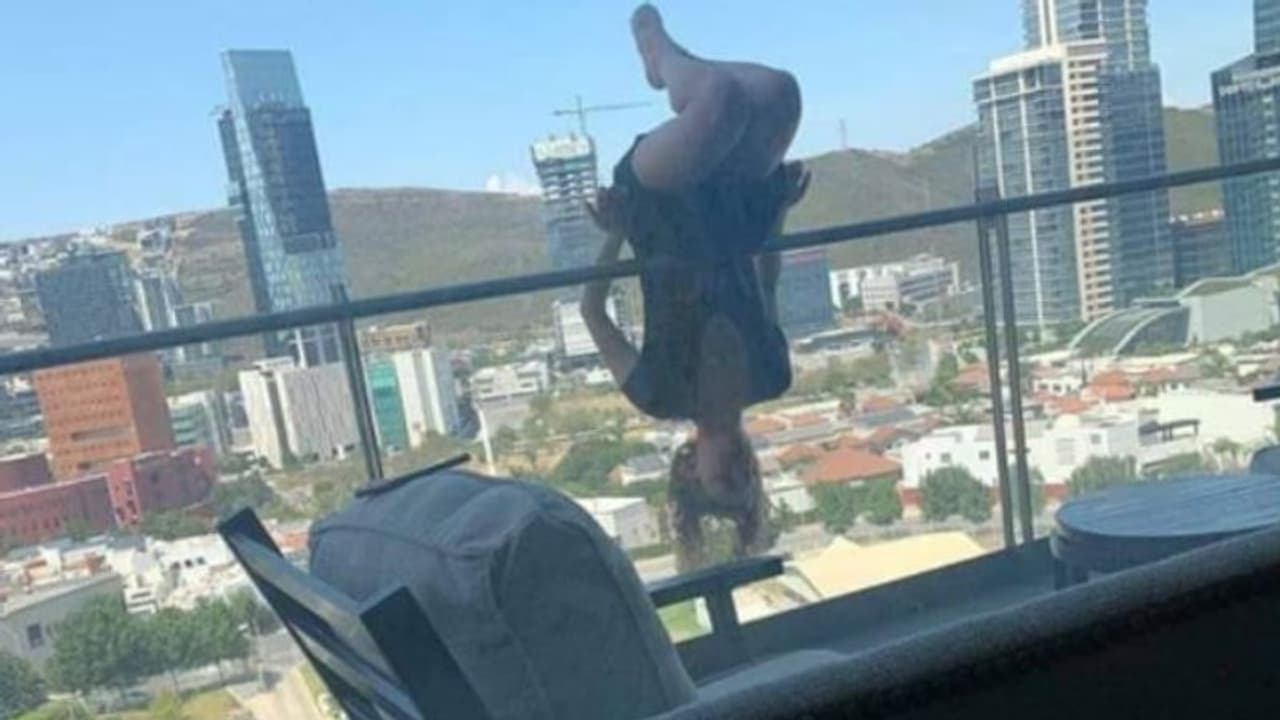 ജീവന് പണയപ്പെടുത്തി യോഗ; ആറാം നിലയില് നിന്ന് വീണ് പെണ്കുട്ടി ജീവന് പണയപ്പെടുത്തി യോഗ; ആറാം നിലയില് നിന്ന് വീണ് പെണ്കുട്ടി