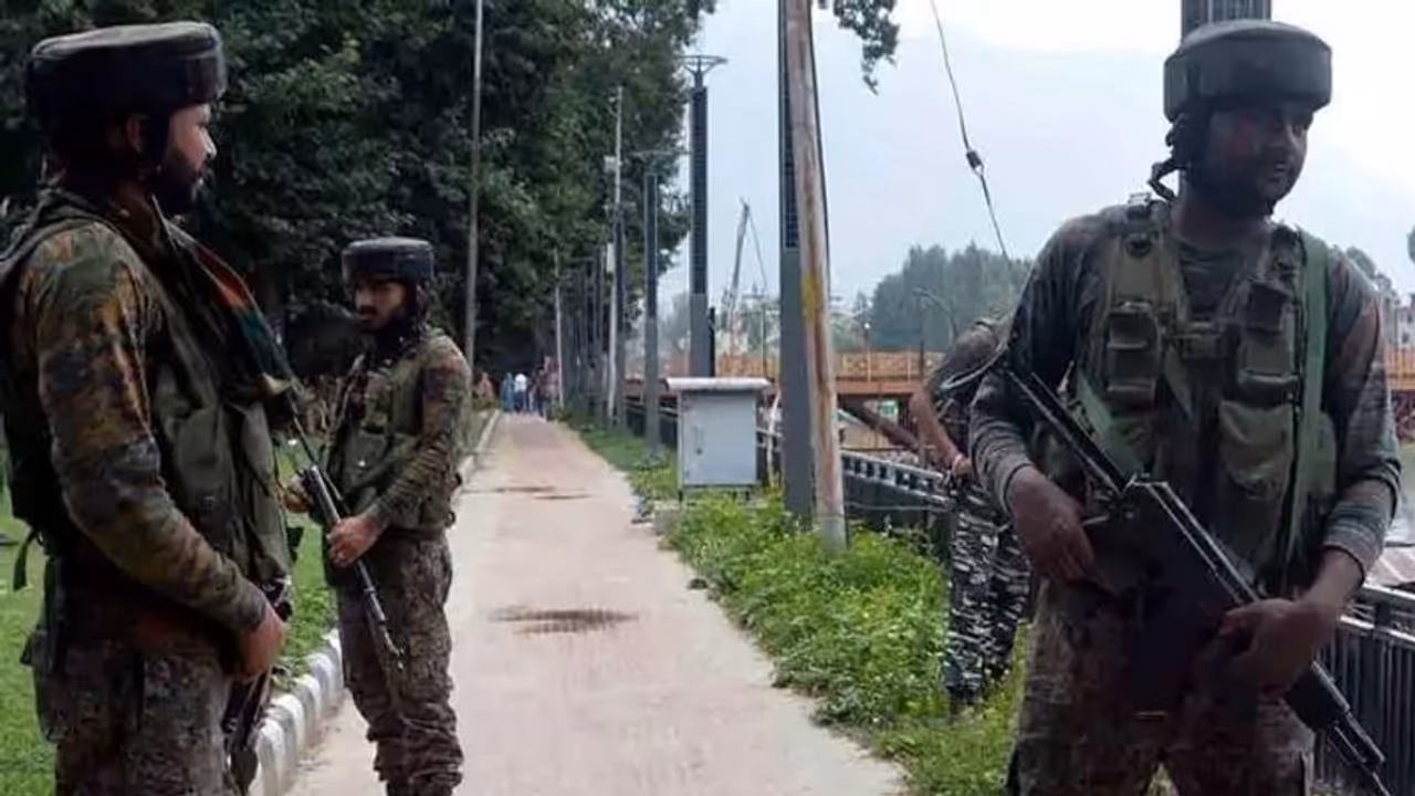 Pakistan resorts to firing, mortar shelling in Jammu and Kashmir’s Poonch district Pakistan resorts to firing, mortar shelling in Jammu and Kashmir’s Poonch district