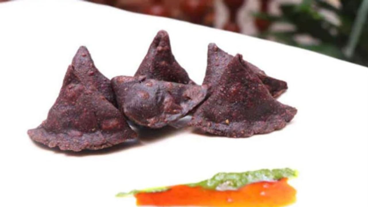 കരിഞ്ഞ സമൂസയല്ല; ഇത് പ്രമേഹരോഗികള്ക്കുള്ള 'സ്പെഷ്യല്' സമൂസ കരിഞ്ഞ സമൂസയല്ല; ഇത് പ്രമേഹരോഗികള്ക്കുള്ള 'സ്പെഷ്യല്' സമൂസ