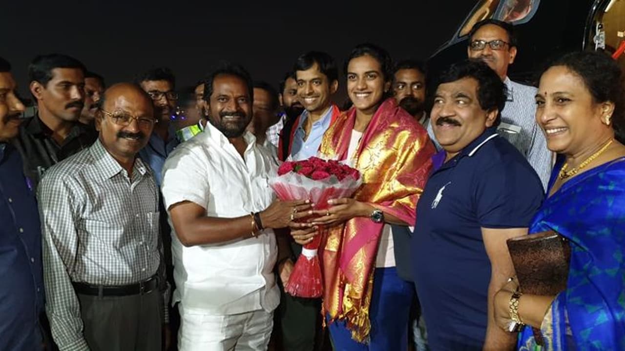 హైదరాబాద్ కు పివి సింధు...స్వాగతం పలికిన మంత్రి శ్రీనివాస్ గౌడ్ (వీడియో)