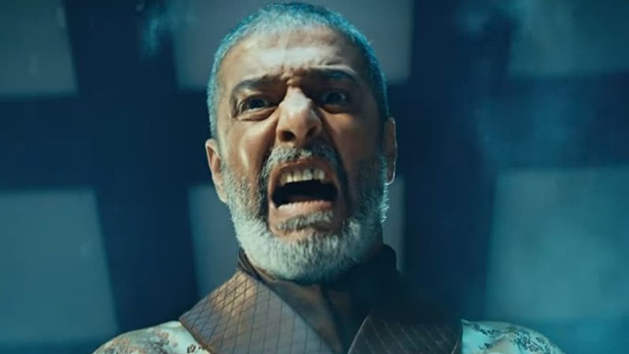 బాహుబలి నా ముందు మోకాళ్లపై కూర్చున్నాడు.. సాహో విలన్!