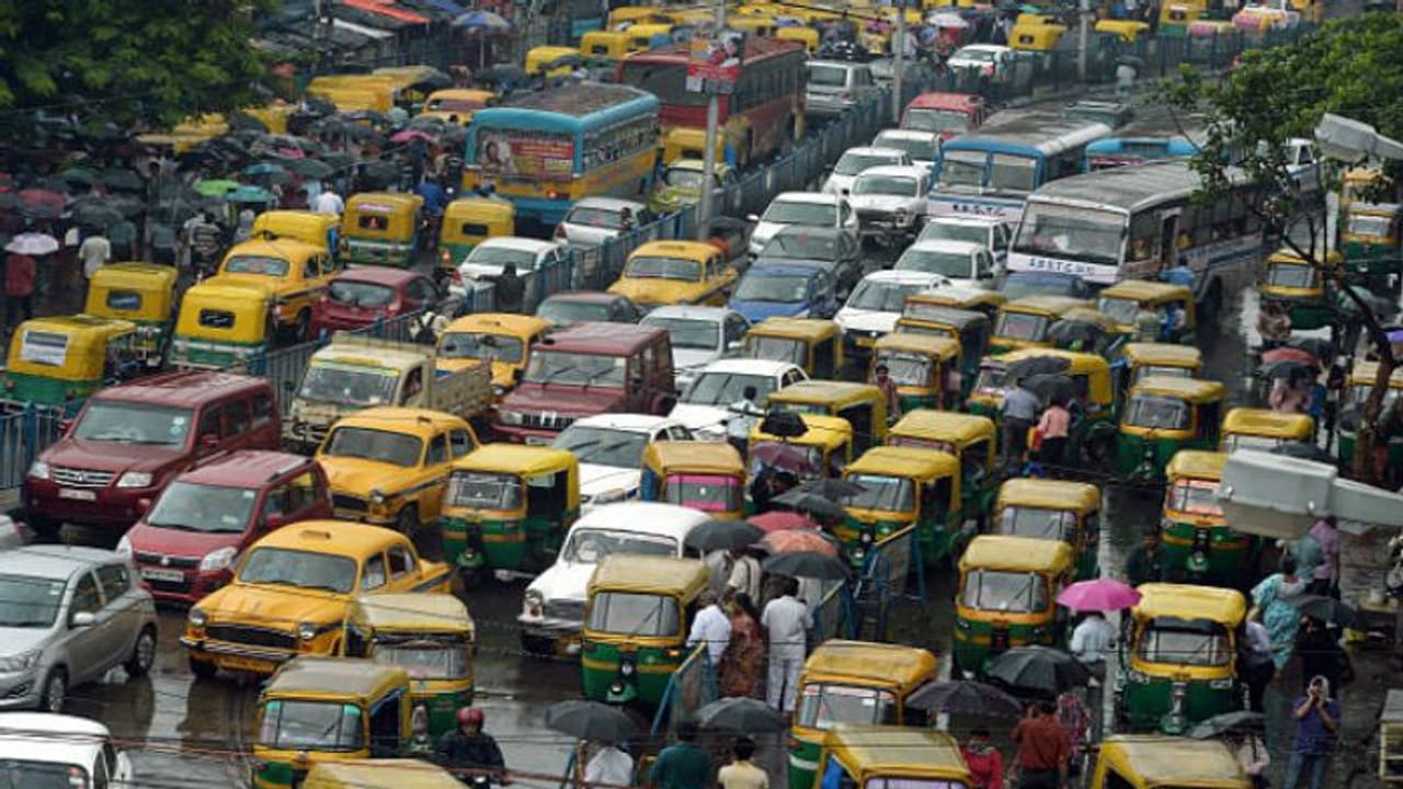 শব্দদূষণ কমাতে কলকাতা ট্রাফিকের নয়া নিয়ম, হর্ন বাজালেই দিতে হবে জরিমানা শব্দদূষণ কমাতে কলকাতা ট্রাফিকের নয়া নিয়ম, হর্ন বাজালেই দিতে হবে জরিমানা