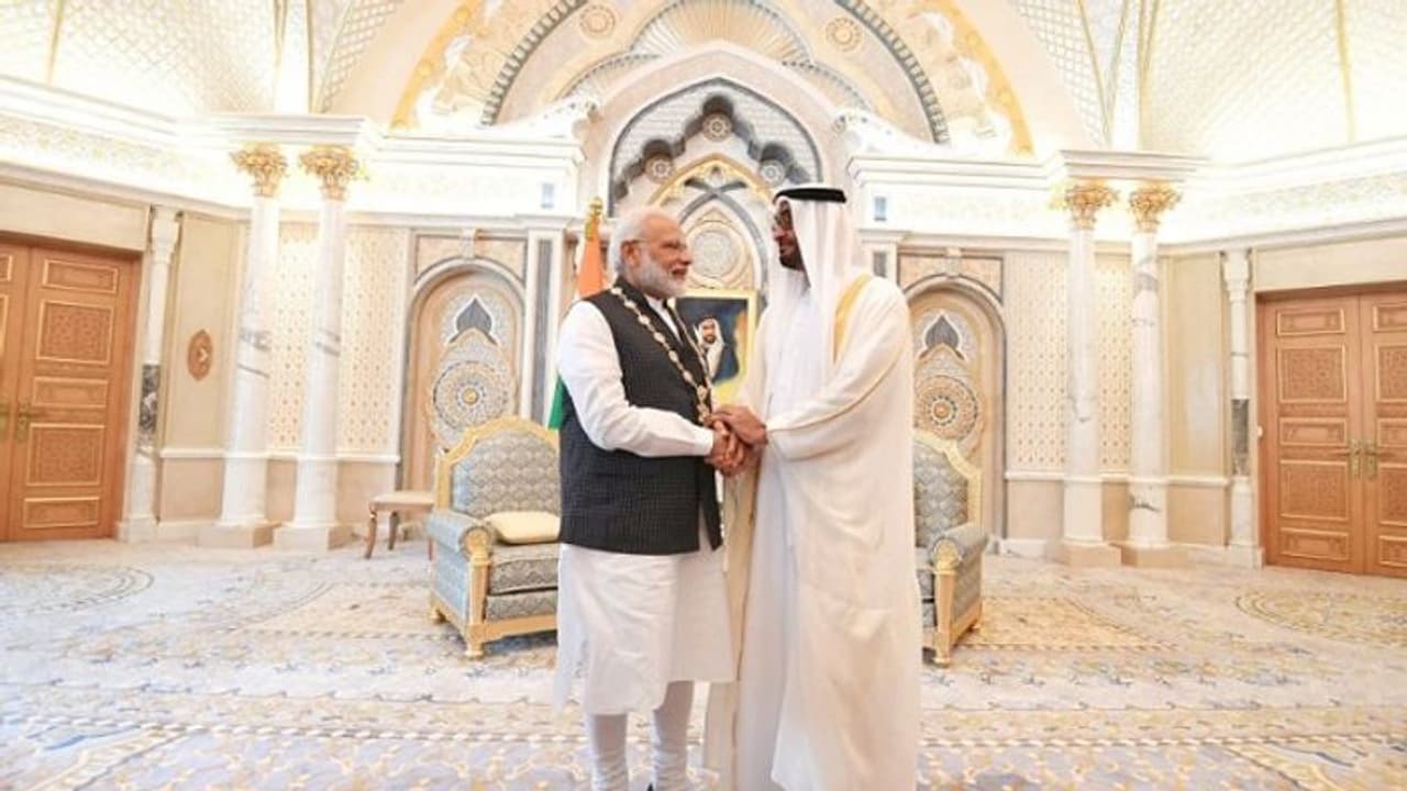 Fact Check: ಯುಎಇಯಲ್ಲಿ ದುಬೈ ಖಾನ್ರಂತೆ ರುಮಾಲು ಧರಿಸಿದ್ರಾ ಮೋದಿ? Fact Check: ಯುಎಇಯಲ್ಲಿ ದುಬೈ ಖಾನ್ರಂತೆ ರುಮಾಲು ಧರಿಸಿದ್ರಾ ಮೋದಿ?