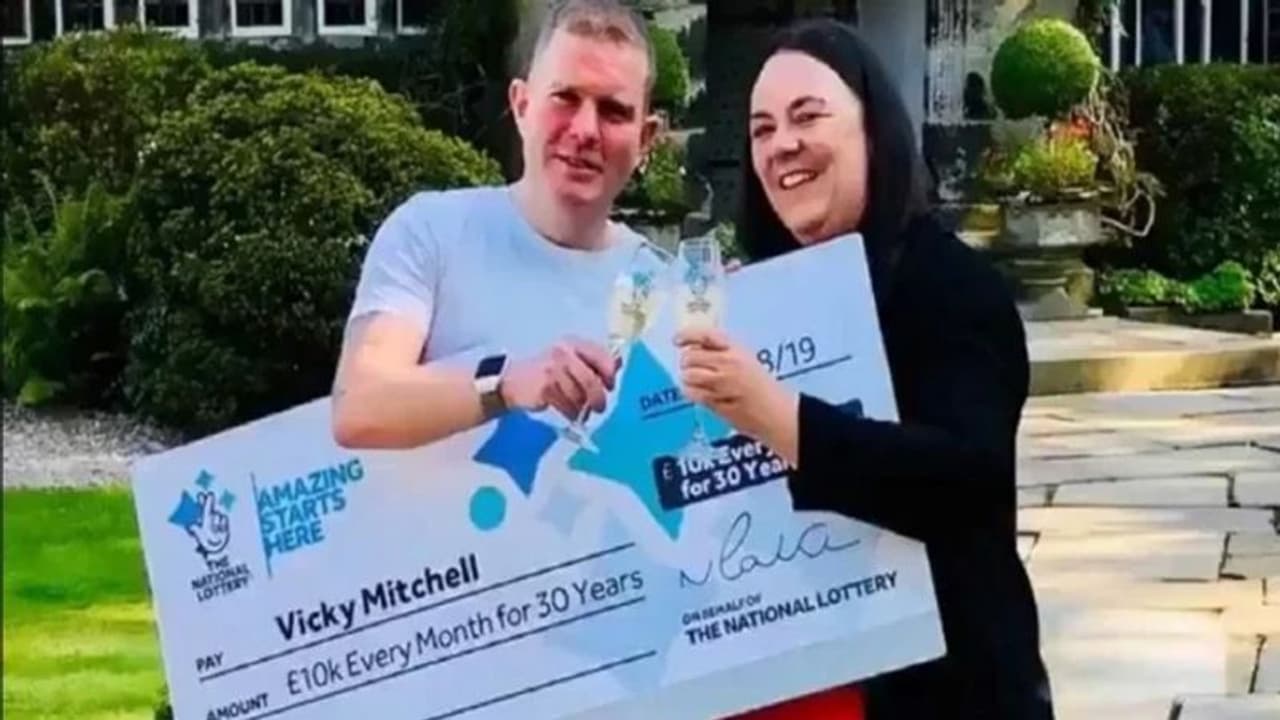 अकाउंट में बचे थे 131 रुपए, लिया एक फैसला और बन बैठी करोड़पति अकाउंट में बचे थे 131 रुपए, लिया एक फैसला और बन बैठी करोड़पति