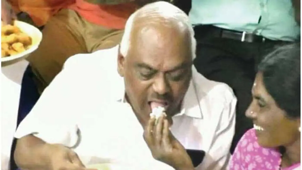 ದಲಿತ ಮಹಿಳೆಯ ಕೈತುತ್ತು ಸವಿದ ರಮೇಶ್ ಕುಮಾರ್ ದಲಿತ ಮಹಿಳೆಯ ಕೈತುತ್ತು ಸವಿದ ರಮೇಶ್ ಕುಮಾರ್