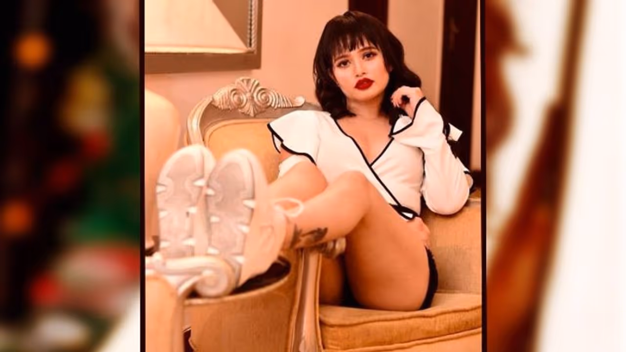 বয়স মাত্র ২৪, এরই মধ্যে 'এসওএস কলকাতা'র প্রযোজনায় এনা সাহা