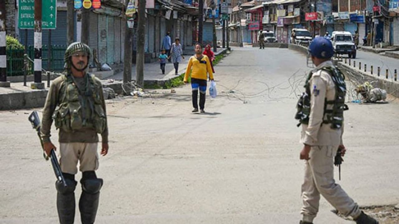 অক্টোবরে উপত্যকার প্রথম আন্তর্জাতিক লগ্নিকারীদের সম্মেলন, আপাতত স্থগিত রাখল জম্মু সরকার অক্টোবরে উপত্যকার প্রথম আন্তর্জাতিক লগ্নিকারীদের সম্মেলন, আপাতত স্থগিত রাখল জম্মু সরকার