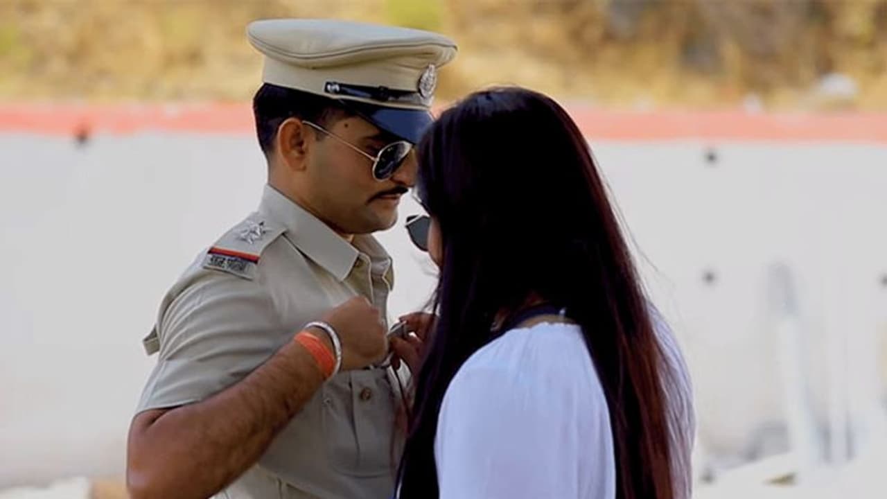 ప్రీ వెడ్డింగ్ ఫోటో షూట్: ఎస్ఐపై కేసు నమోదు ప్రీ వెడ్డింగ్ ఫోటో షూట్: ఎస్ఐపై కేసు నమోదు