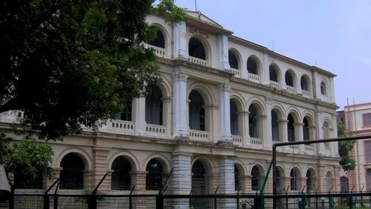 এক মাসেও মেটেনি শিক্ষকের সমস্যা, আবারও অভিভাবকদের বিক্ষোভ হেয়ার স্কুলের সামনে