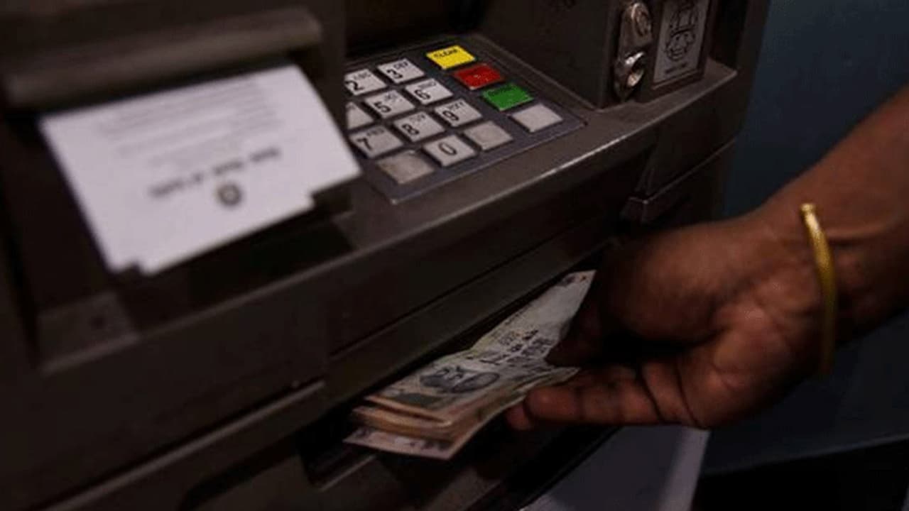 ஏ.டி.எம்.களில் பணம் எடுக்கப்போறீங்களா..? இனி சிக்கல் தான்... வங்கிகள் அதிரடி வியூகம்..! ஏ.டி.எம்.களில் பணம் எடுக்கப்போறீங்களா..? இனி சிக்கல் தான்... வங்கிகள் அதிரடி வியூகம்..!