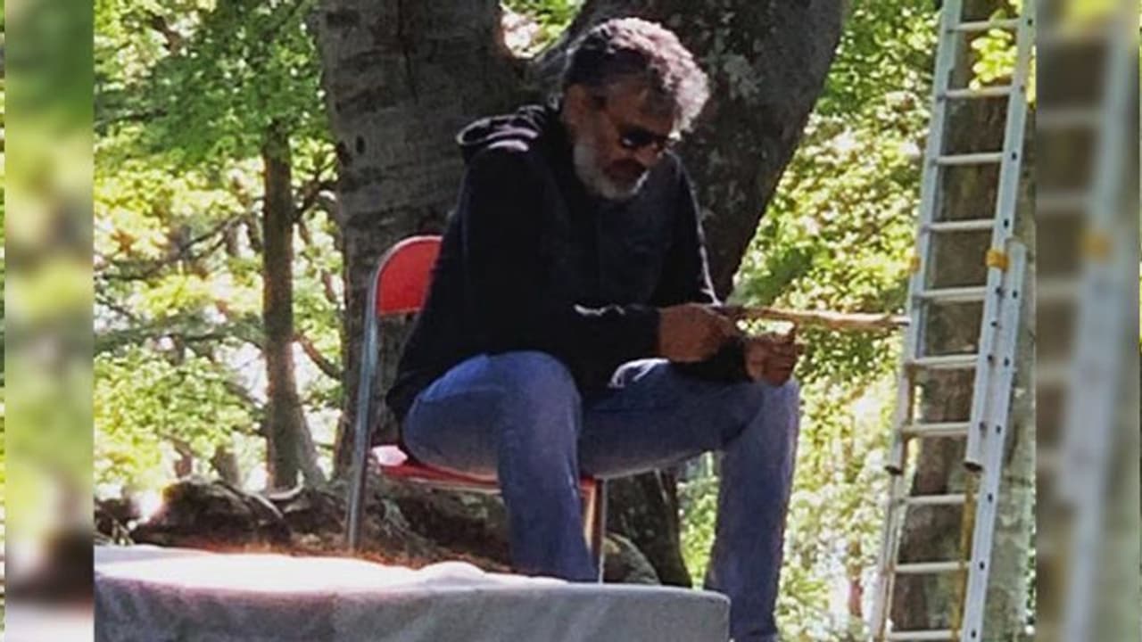 RRR షూటింగ్ పిక్: తుఫాను లాంటి జక్కన్న RRR షూటింగ్ పిక్: తుఫాను లాంటి జక్కన్న