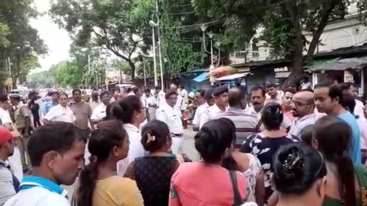 সাড়ে ৫০০ ছাত্রের জন্য় ৮ জন শিক্ষক, হেয়ার স্কুলে পথ অবরোধ অভিভাবকদের