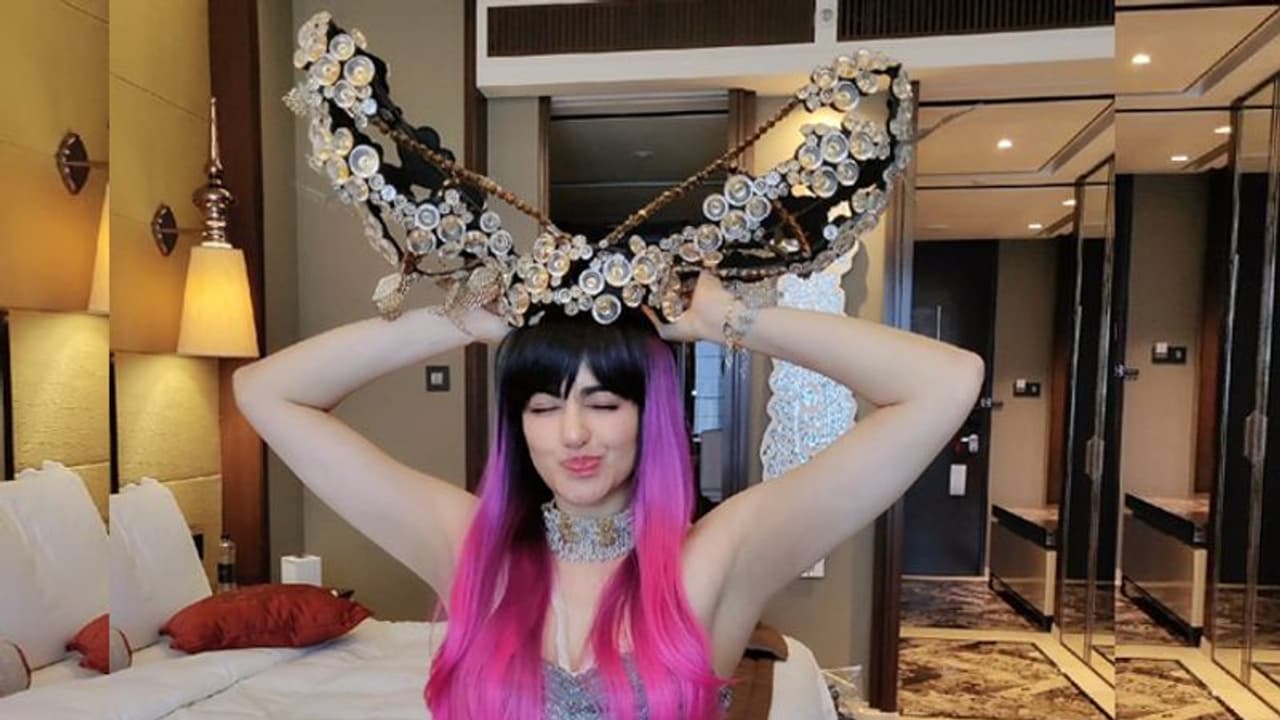 హార్ట్ ఎటాక్ పిల్ల డిఫరెంట్ లుక్.. వీడియో వైరల్ హార్ట్ ఎటాక్ పిల్ల డిఫరెంట్ లుక్.. వీడియో వైరల్