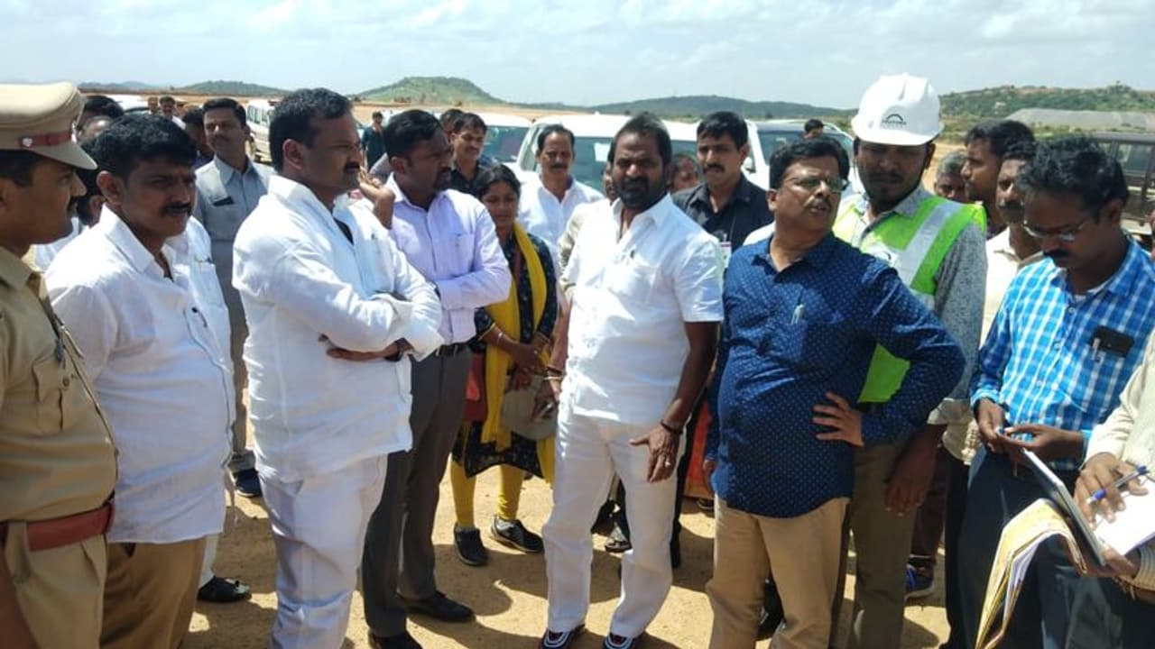 రేపు పాలమూరుకు సీఎం కేసీఆర్: ఏర్పాట్లను పర్యవేక్షించిన మంత్రులు రేపు పాలమూరుకు సీఎం కేసీఆర్: ఏర్పాట్లను పర్యవేక్షించిన మంత్రులు