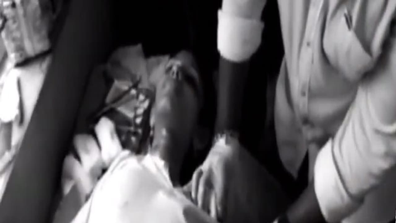 దారుణం: డిగ్రీ విద్యార్ధినిపై ప్రేమోన్మాది దాడి, పరిస్థితి విషమం దారుణం: డిగ్రీ విద్యార్ధినిపై ప్రేమోన్మాది దాడి, పరిస్థితి విషమం