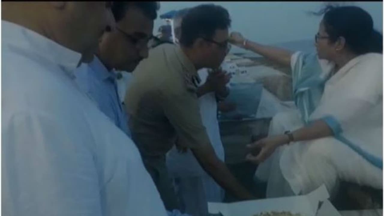 উর্দি পরেই মুখ্যমন্ত্রীকে প্রণাম, বিতর্কে আইপিএস রাজীব মিশ্র উর্দি পরেই মুখ্যমন্ত্রীকে প্রণাম, বিতর্কে আইপিএস রাজীব মিশ্র