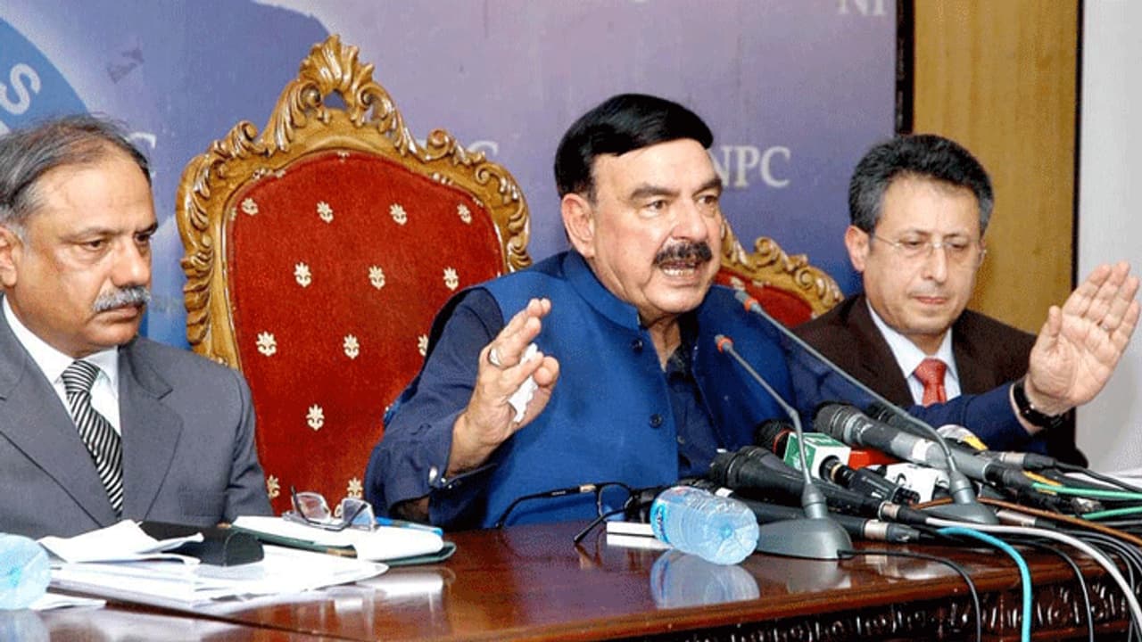 భారత్, పాక్ మధ్య అక్టోబర్‌లో యుద్ధం: పాక్ మంత్రి సంచలనం