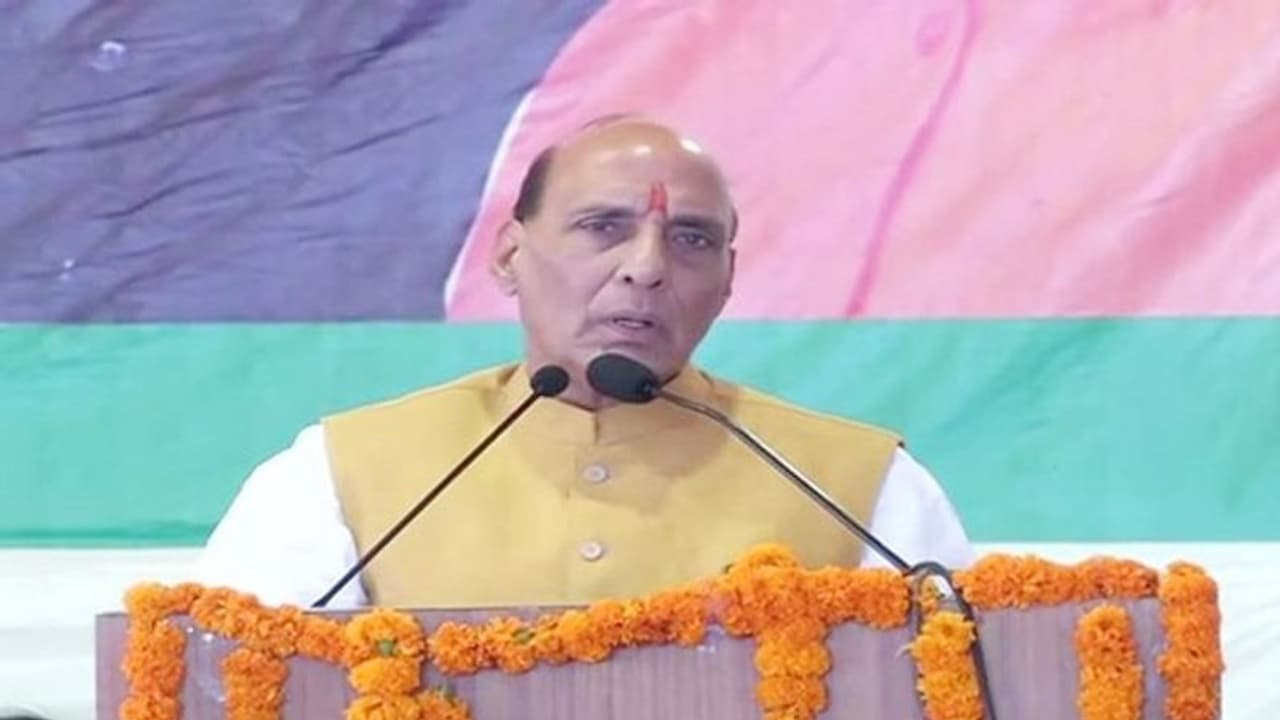 কাশ্মীর নিয়ে এত কান্নাকাটি কীসের, লে তে গিয়ে পাকিস্তানের বিরুদ্ধে সরব রাজনাথ কাশ্মীর নিয়ে এত কান্নাকাটি কীসের, লে তে গিয়ে পাকিস্তানের বিরুদ্ধে সরব রাজনাথ