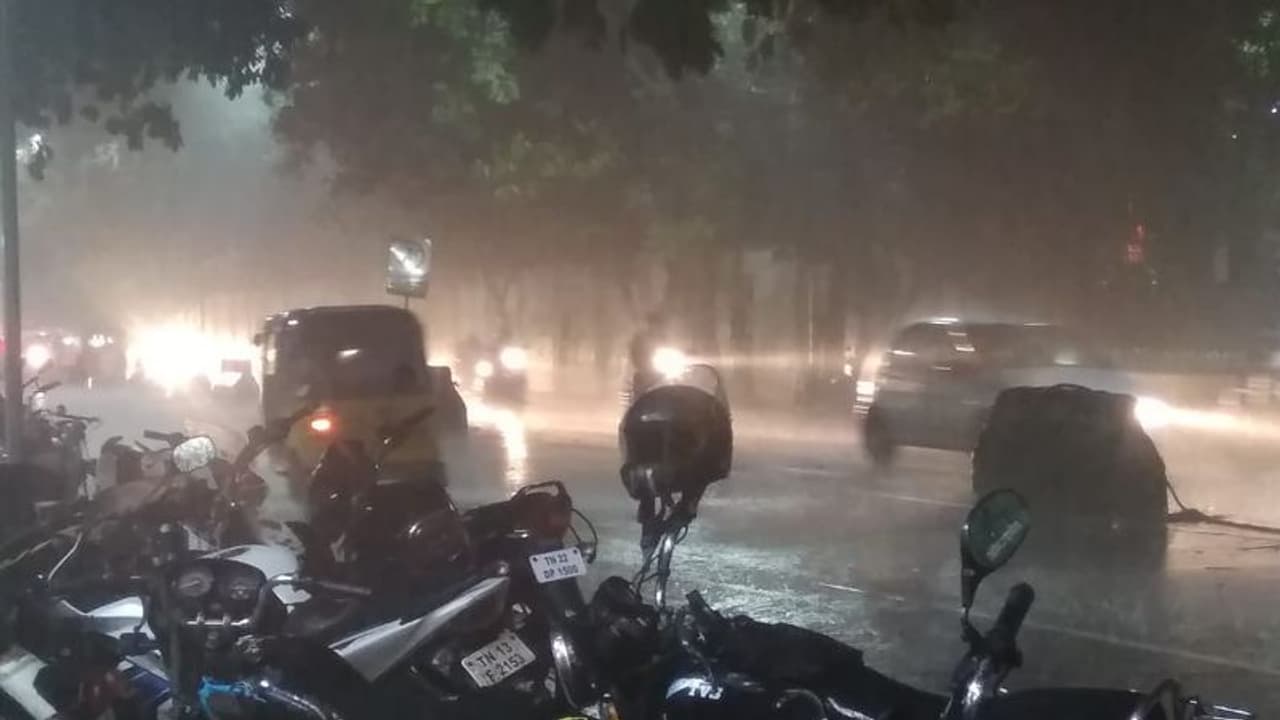 சென்னையில் திடீர் கனமழை..! ஒரு சில இடங்களில் பேய் மழை..! எங்கெல்லாம் தெரியுமா..? சென்னையில் திடீர் கனமழை..! ஒரு சில இடங்களில் பேய் மழை..! எங்கெல்லாம் தெரியுமா..?