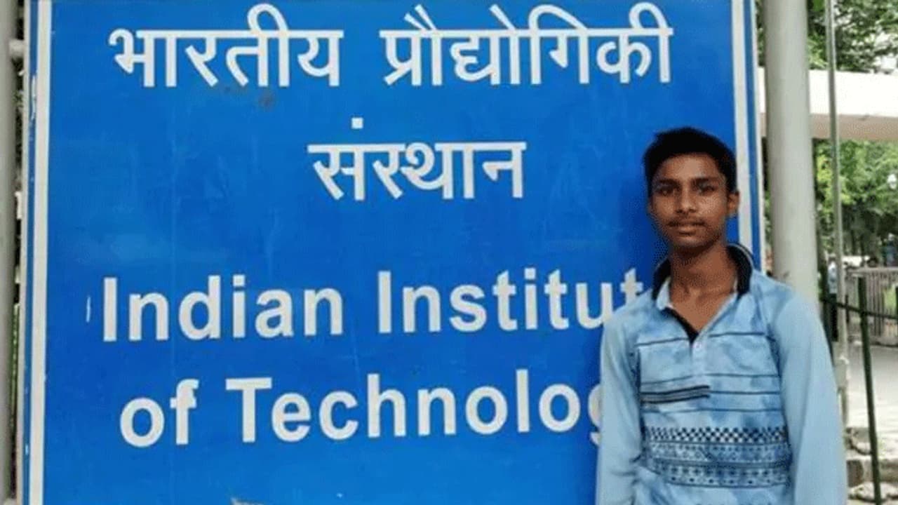 टेलर के बेटे को मिला दिल्ली के IIT में एडमिशन, केजरीवाल बोले मेरा बेटा भी इनके साथ पढ़ेगा टेलर के बेटे को मिला दिल्ली के IIT में एडमिशन, केजरीवाल बोले मेरा बेटा भी इनके साथ पढ़ेगा
