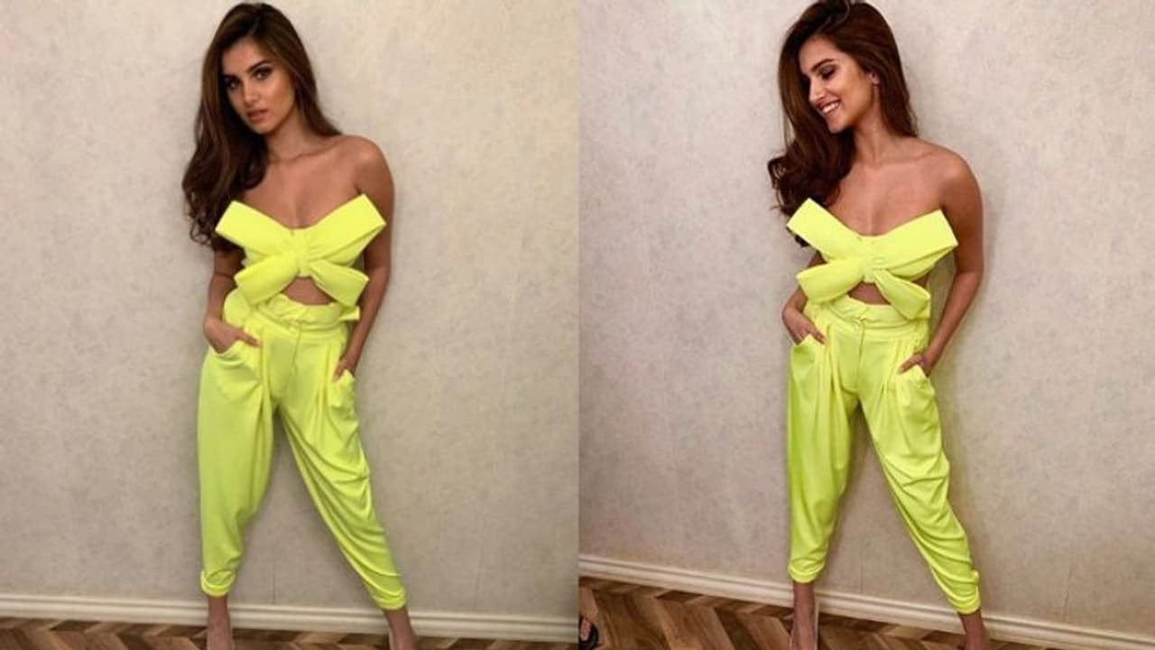 ചിത്രശലഭം പോലെ താര; വസ്ത്രത്തെ വിമര്‍ശിച്ച് സോഷ്യല്‍ മീഡിയ