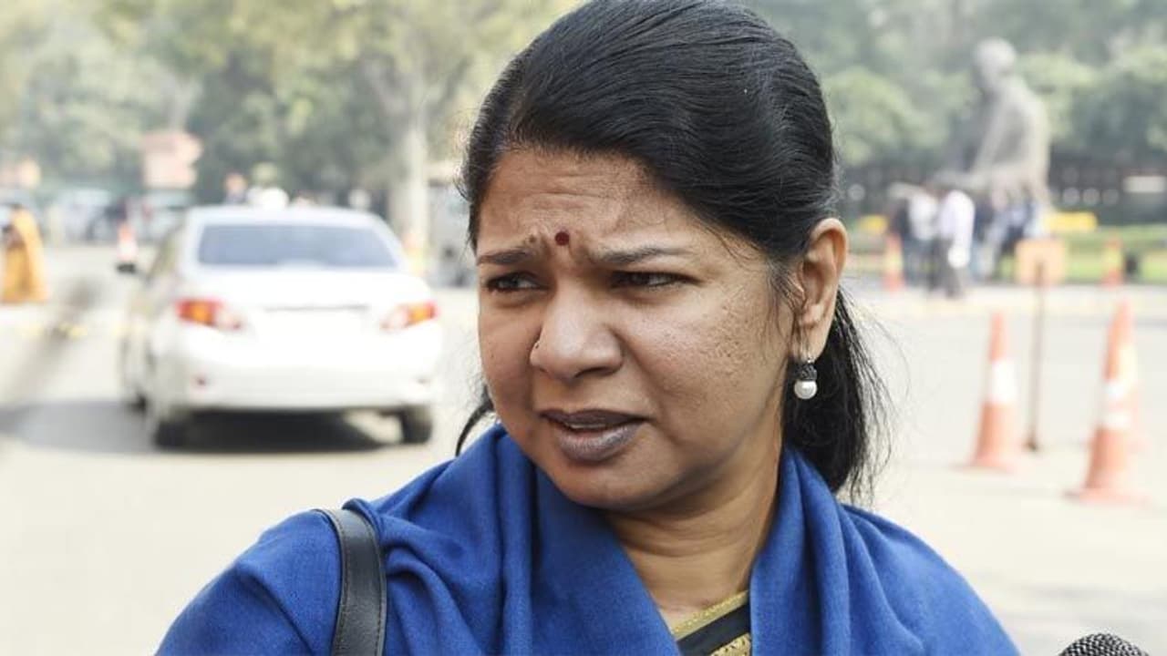 உள்ளூரில் ஒண்ணும் செய்ய முடியாதவரு வெளிநாட்டுக்குப் போயி என்ன செய்யப் போறாரு… எடப்பாடியைக் கலாய்த்த கனிமொழி !! உள்ளூரில் ஒண்ணும் செய்ய முடியாதவரு வெளிநாட்டுக்குப் போயி என்ன செய்யப் போறாரு… எடப்பாடியைக் கலாய்த்த கனிமொழி !!