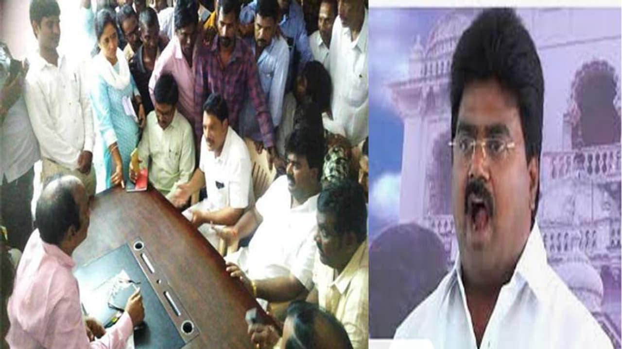 శ్రీకాకుళంలో టెన్షన్, అజ్ఞాతం వీడని కూన రవికుమార్: పోలీసుల వేట, రిమాండ్ కు అనుచరులు శ్రీకాకుళంలో టెన్షన్, అజ్ఞాతం వీడని కూన రవికుమార్: పోలీసుల వేట, రిమాండ్ కు అనుచరులు