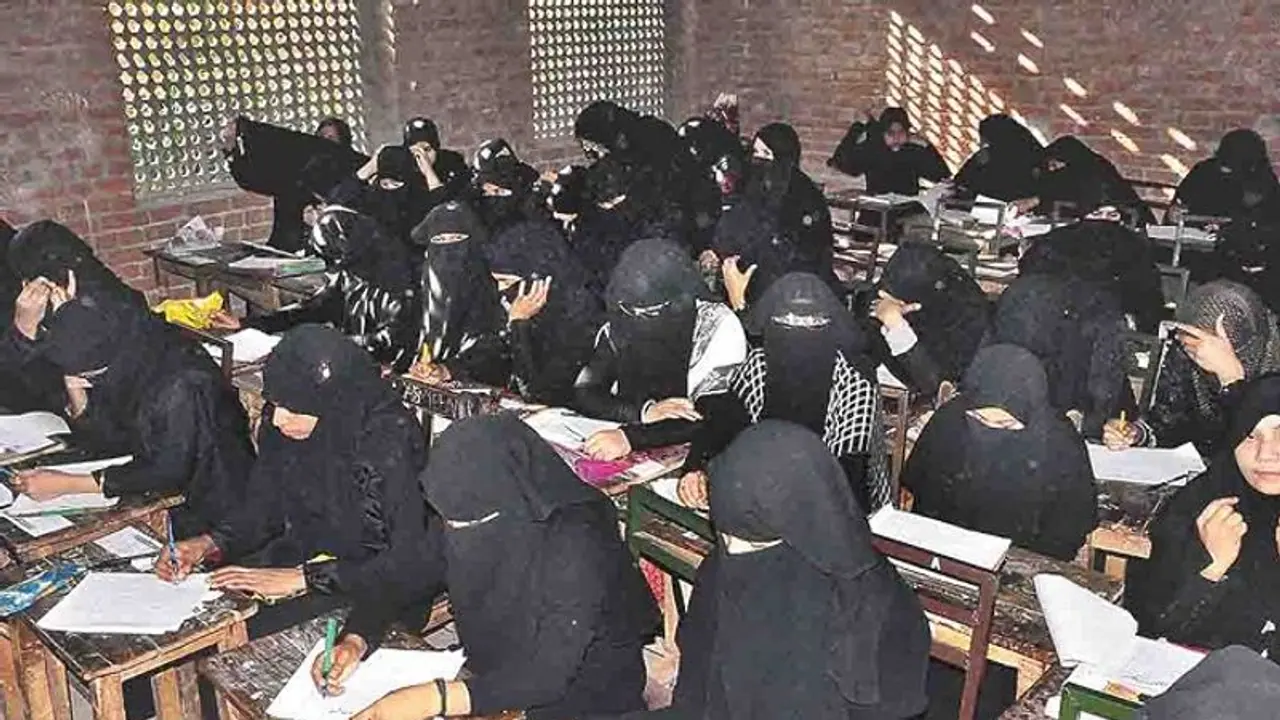 मदरसे के कमरे में छात्राएं बदल रही थीं कपड़े, सीसीटीवी से देख रहा था अध्यापक
