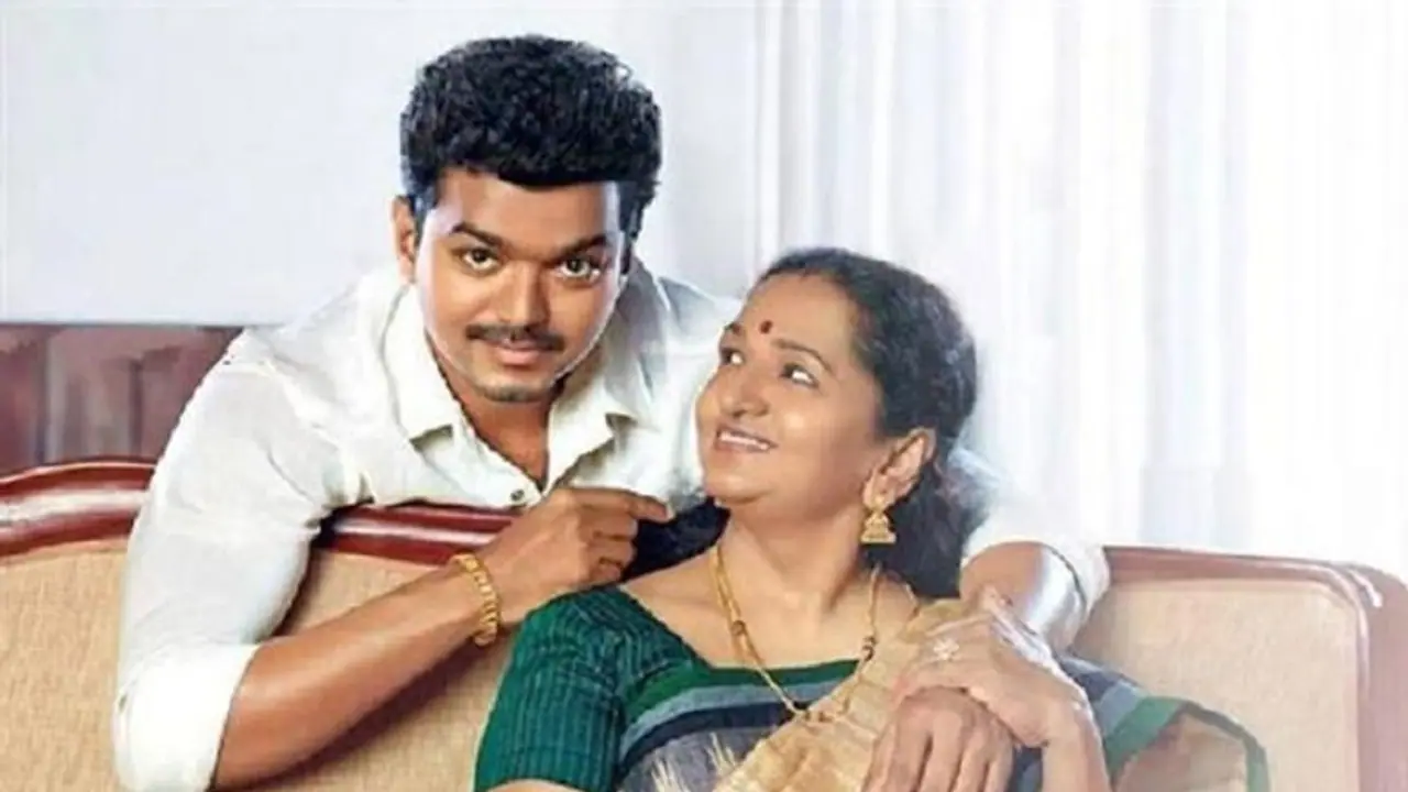 எம்ஜிஆர், ரஜினிகாந்த் வரிசையில் நீ தாம்ப்பா அடுத்த சூப்பர் ஸ்டார் ! கொளுத்திப் போட்ட விஜயின் அம்மா !! எம்ஜிஆர், ரஜினிகாந்த் வரிசையில் நீ தாம்ப்பா அடுத்த சூப்பர் ஸ்டார் ! கொளுத்திப் போட்ட விஜயின் அம்மா !!