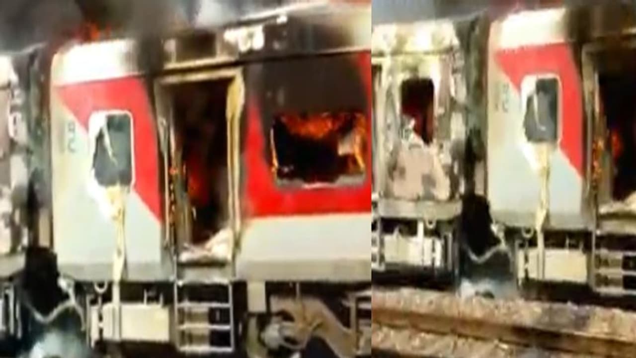 తెలంగాణ ఎక్స్ ప్రెస్ లో చెలరేగిన మంటలు, రెండు బోగీలు దగ్ధం తెలంగాణ ఎక్స్ ప్రెస్ లో చెలరేగిన మంటలు, రెండు బోగీలు దగ్ధం