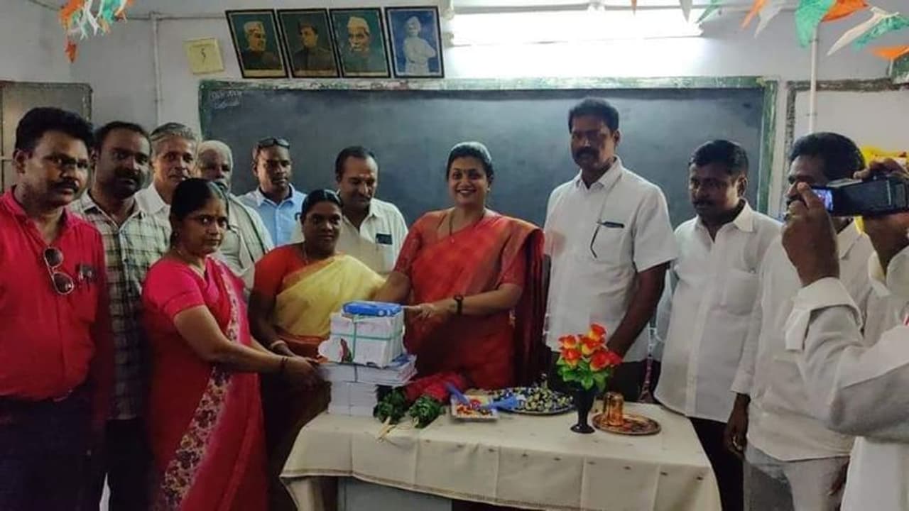 శాలువలు పూలదండలు తీసుకురావొద్దు, ఆ డబ్బుతో విద్యార్థులకు సాయం చేయండి: రోజా