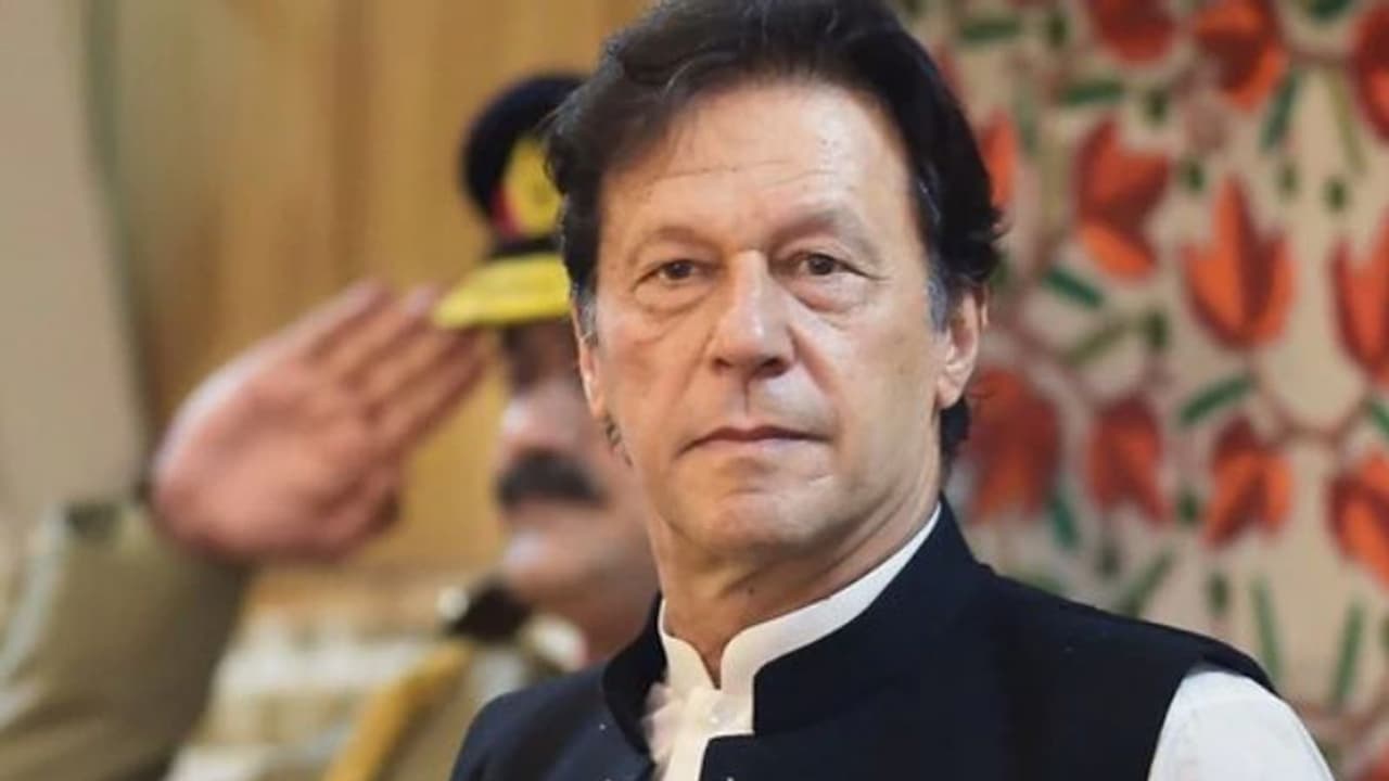 ఇమ్రాన్‌కు రూ.41 లక్షల కరెంట్ బిల్లు.. పవర్ కట్ చేస్తామంటూ నోటీసులు