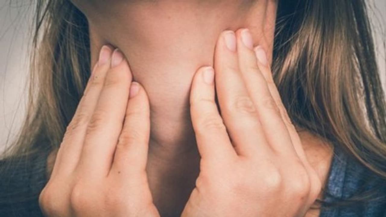 തൈറോയിഡ്; ഈ 5 ലക്ഷണങ്ങൾ ശ്രദ്ധിക്കാതെ പോകരുത് തൈറോയിഡ്; ഈ 5 ലക്ഷണങ്ങൾ ശ്രദ്ധിക്കാതെ പോകരുത്