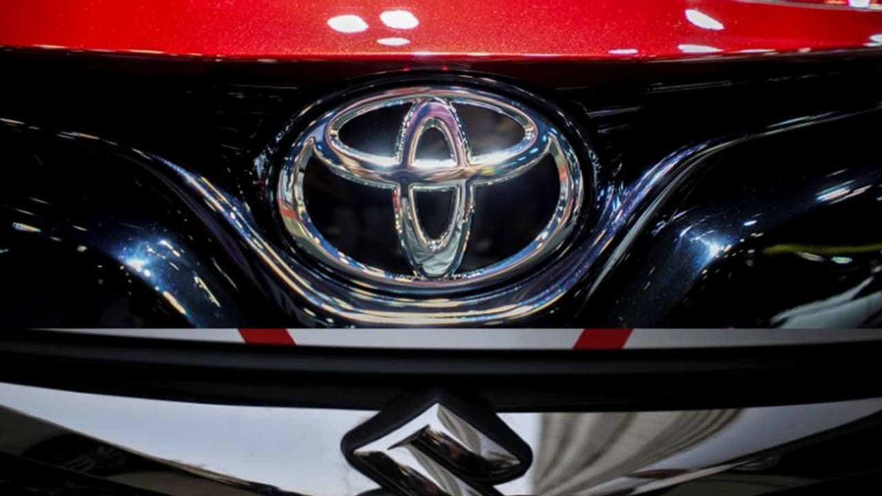 సుజుకి + టయోటా వాటాలు ఈచ్ అదర్.. విద్యుత్ కార్ల ధరలు తగ్గుతాయ్..