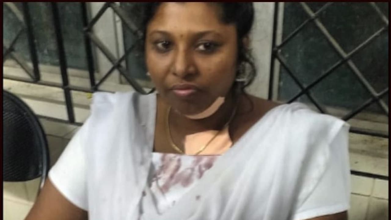 കോയമ്പത്തൂരിനടുത്ത് വച്ച് മലയാളി വനിതാ സ്റ്റേഷൻ മാസ്റ്റർക്ക് കുത്തേറ്റു, അക്രമി ഒളിവിൽ കോയമ്പത്തൂരിനടുത്ത് വച്ച് മലയാളി വനിതാ സ്റ്റേഷൻ മാസ്റ്റർക്ക് കുത്തേറ്റു, അക്രമി ഒളിവിൽ