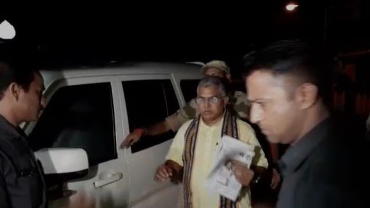 দিলীপের বাড়িতে দেবশ্রী! যোগদান ঘিরে জল্পনা দিলীপের বাড়িতে দেবশ্রী! যোগদান ঘিরে জল্পনা