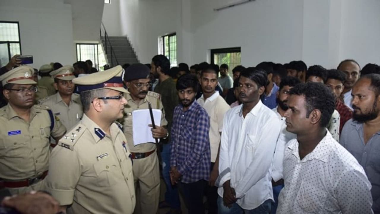 ರೌಡಿ ಶೀಟರ್ಗಳಿಗೆ ಕಮಿಷನರ್ ಕೊಟ್ರು ಹೊಸ ಆಫರ್..! ರೌಡಿ ಶೀಟರ್ಗಳಿಗೆ ಕಮಿಷನರ್ ಕೊಟ್ರು ಹೊಸ ಆಫರ್..!