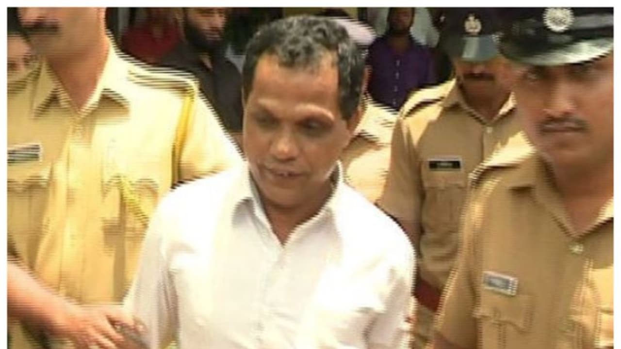 സഫിയ വധക്കേസ്: ഒന്നാം പ്രതി ഹംസയുടെ വധശിക്ഷ ഹൈക്കോടതി ജീവപര്യന്തമാക്കി കുറച്ചു സഫിയ വധക്കേസ്: ഒന്നാം പ്രതി ഹംസയുടെ വധശിക്ഷ ഹൈക്കോടതി ജീവപര്യന്തമാക്കി കുറച്ചു