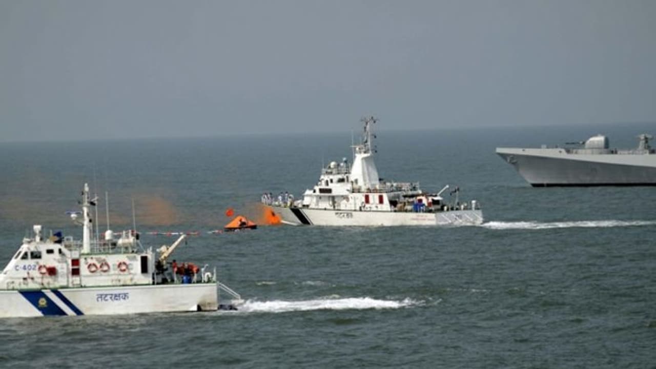 భారీ విధ్వంసానికి కుట్ర: గుజరాత్ తీరంలోకి పాక్ స్పెషల్ కమాండోలు..?