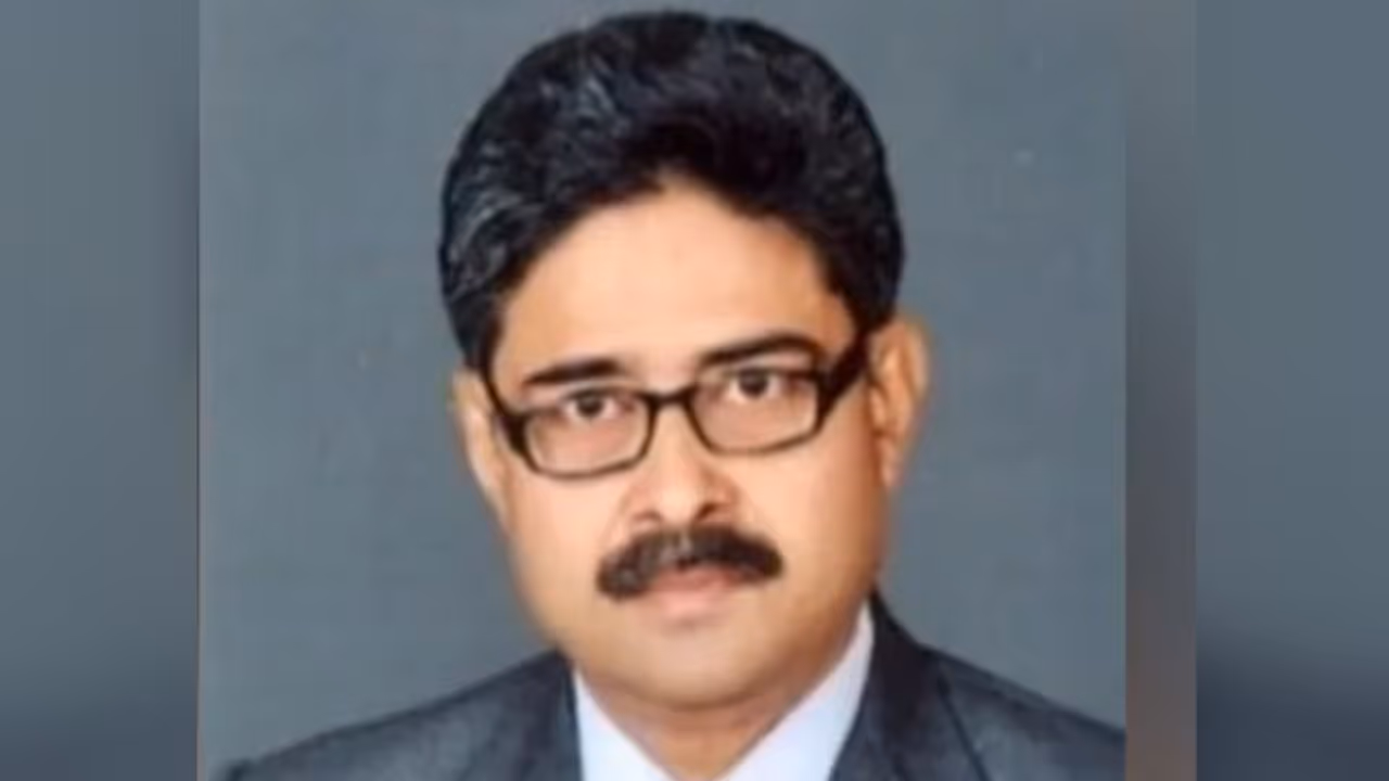 जज ने पटना हाईकोर्ट की कार्यप्रणाली पर उठाए सवाल, 11 जजों की बेंच ने आदेश किया रद्द, नोटिस भी भेजा जज ने पटना हाईकोर्ट की कार्यप्रणाली पर उठाए सवाल, 11 जजों की बेंच ने आदेश किया रद्द, नोटिस भी भेजा