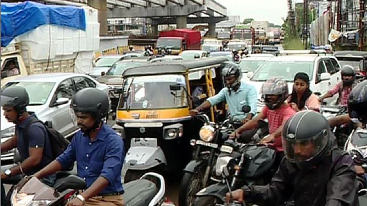 ഗതാഗത കുരുക്ക് അഴിയാതെ കുണ്ടന്നൂർ; അപകടം കാത്ത് റോഡിലെ കുഴികള് ഗതാഗത കുരുക്ക് അഴിയാതെ കുണ്ടന്നൂർ; അപകടം കാത്ത് റോഡിലെ കുഴികള്